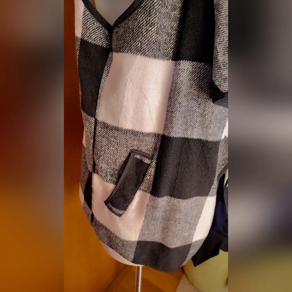 NWT Black & White Plaid Lightweight Vest β One Size Fits Most π€ - Picture 6 of 9